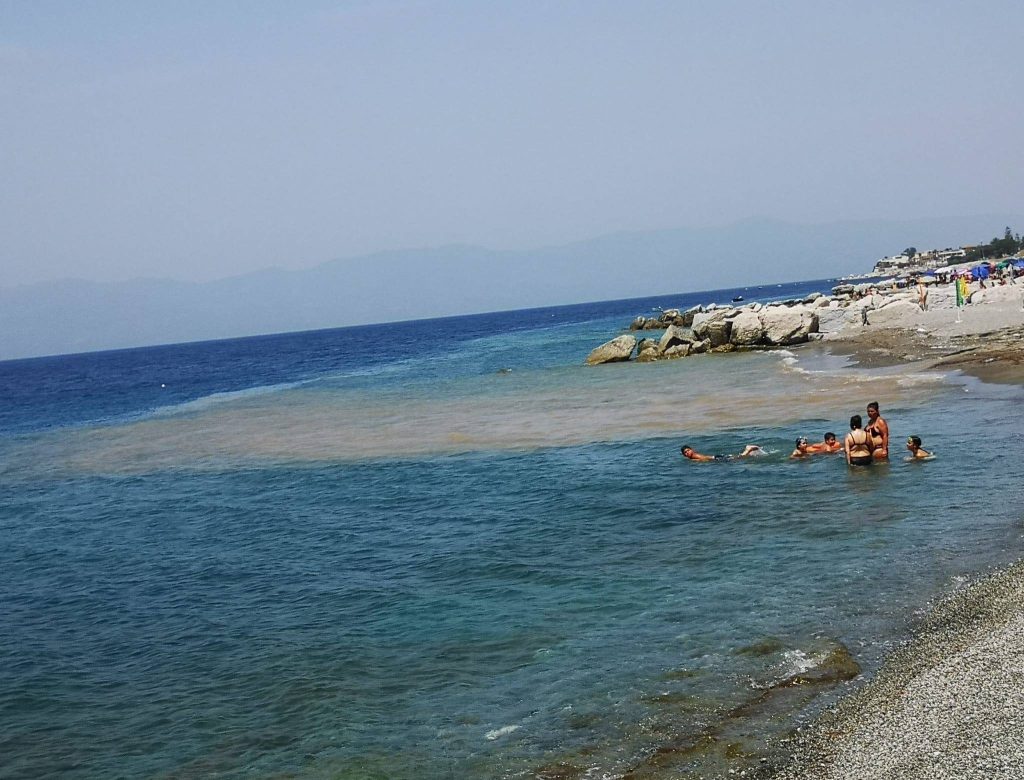 Scarico torrente finisce in mare Lungomare Lazzaro