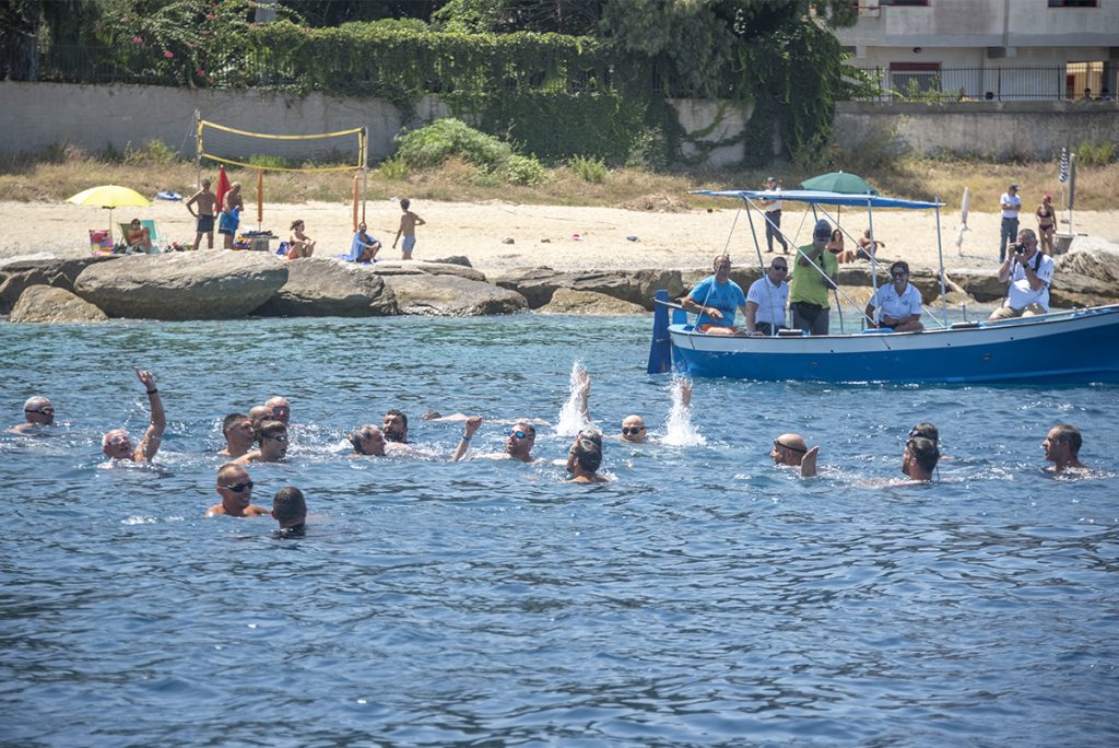 Stretto di messina a nuoto