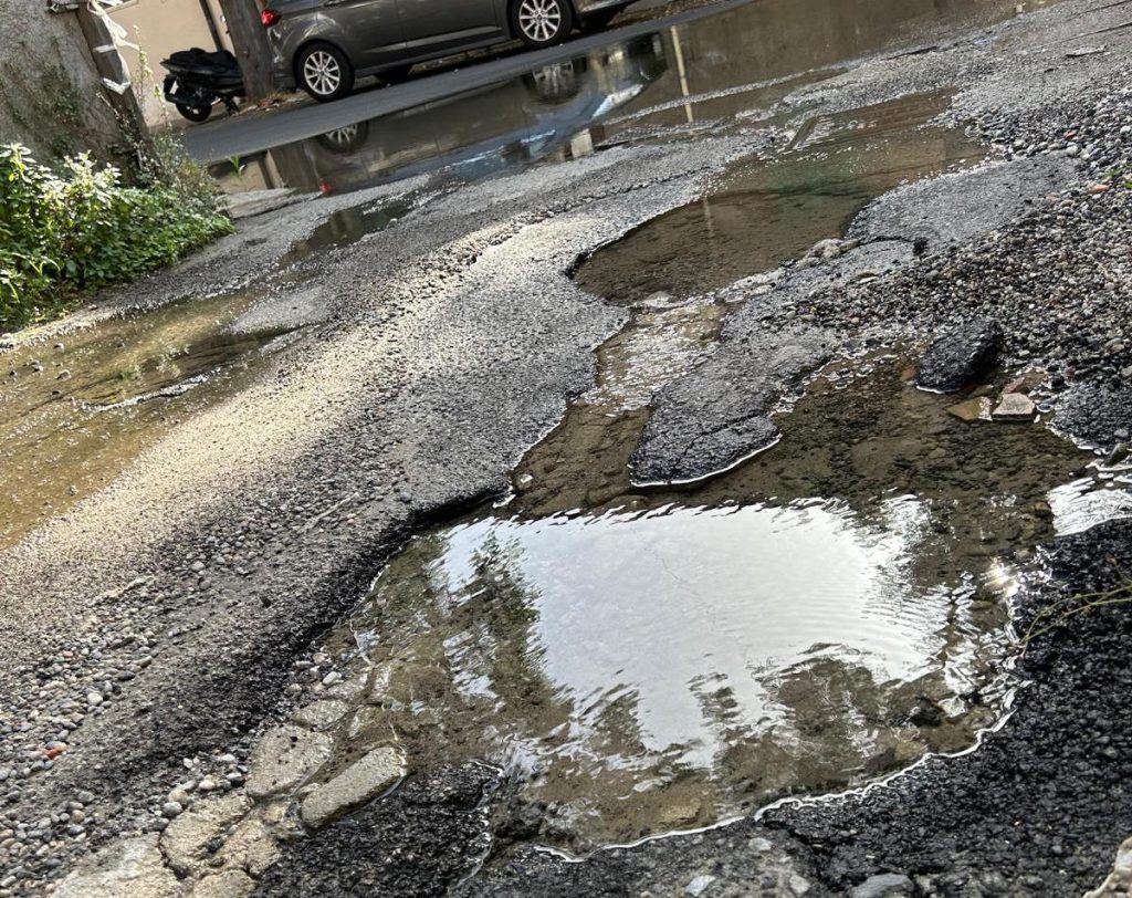 Voragine piena d'acqua in Via Enotria