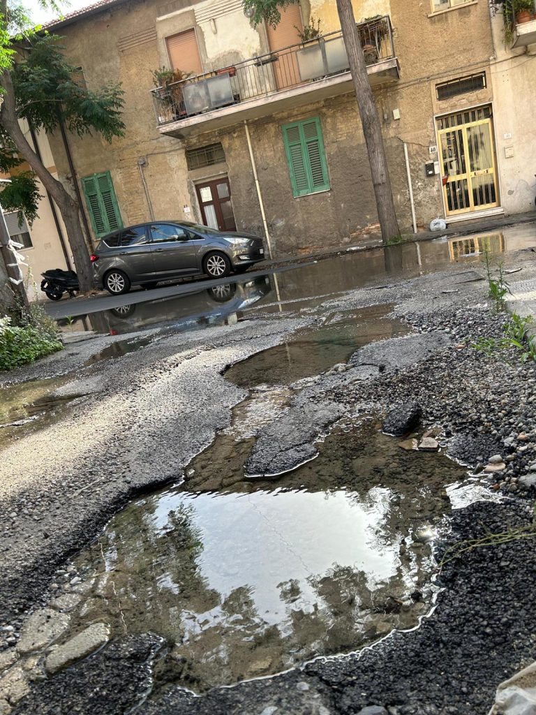 Voragine piena d'acqua in Via Enotria