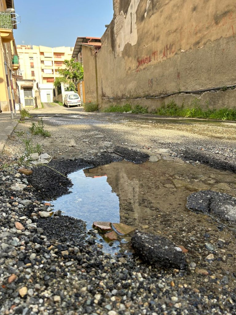 Voragine piena d'acqua in Via Enotria