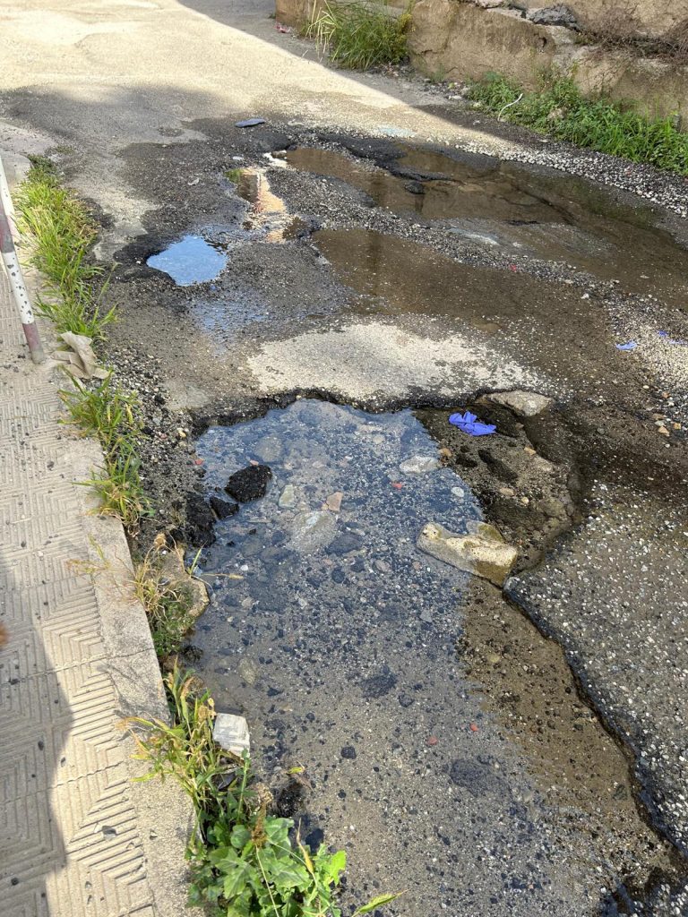 Voragine piena d'acqua in Via Enotria