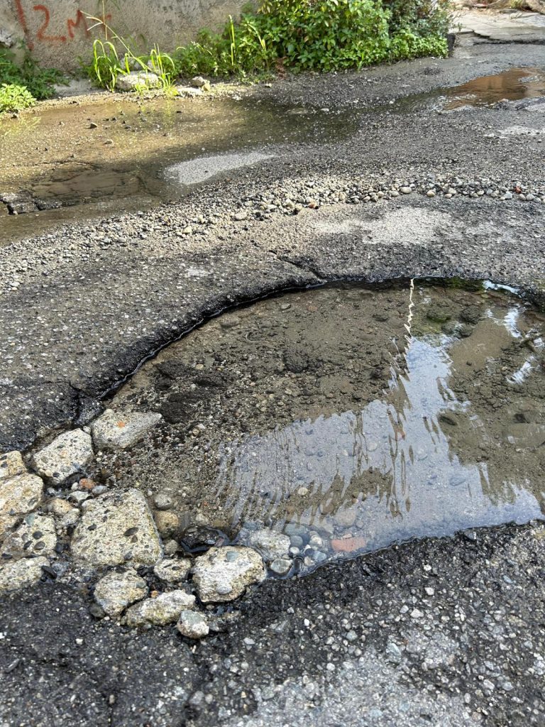 Voragine piena d'acqua in Via Enotria