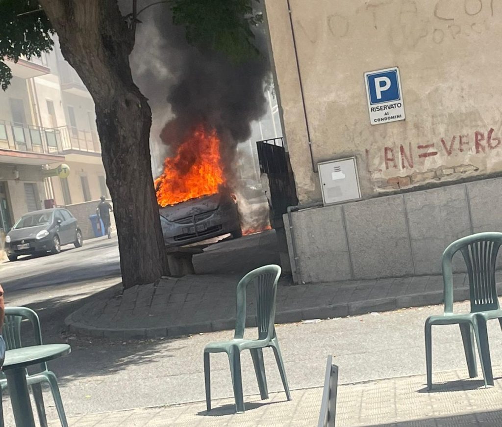 auto in fiamme