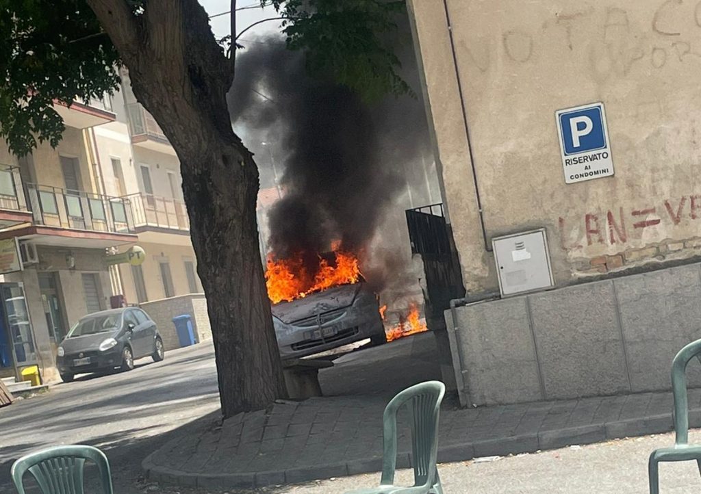 auto in fiamme