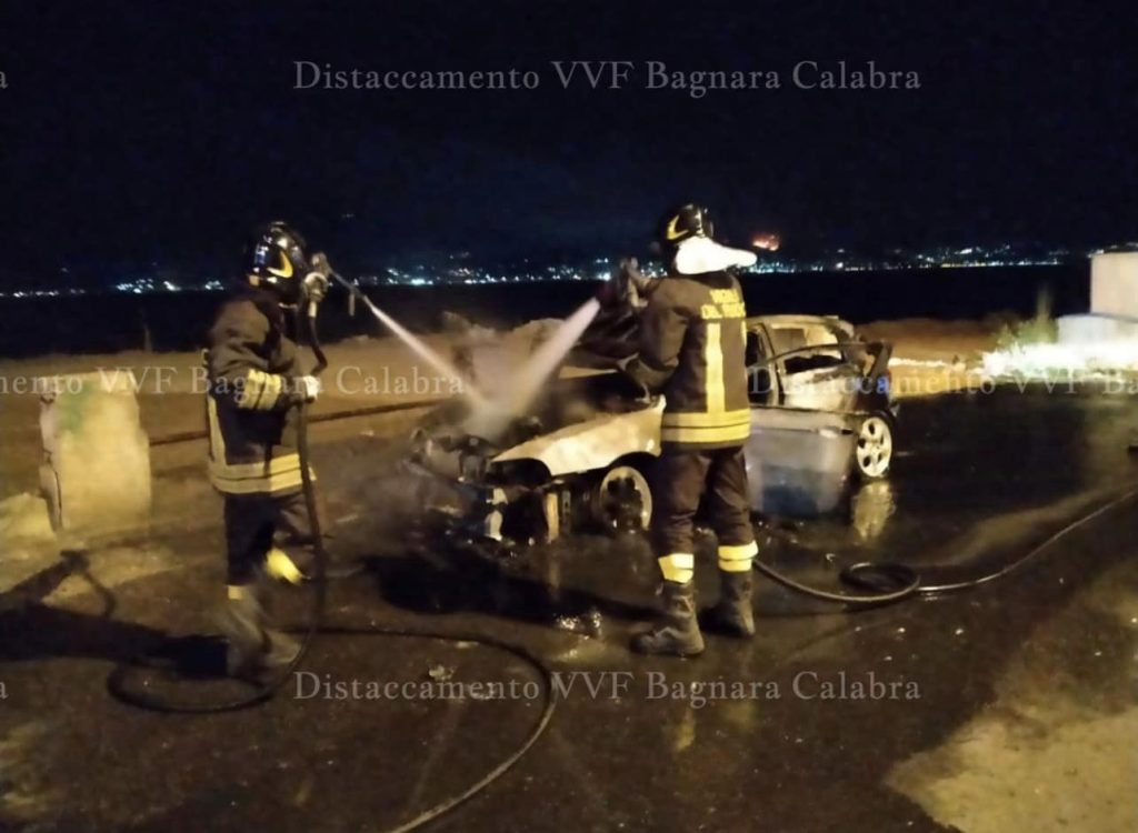 auto in fiamme notte