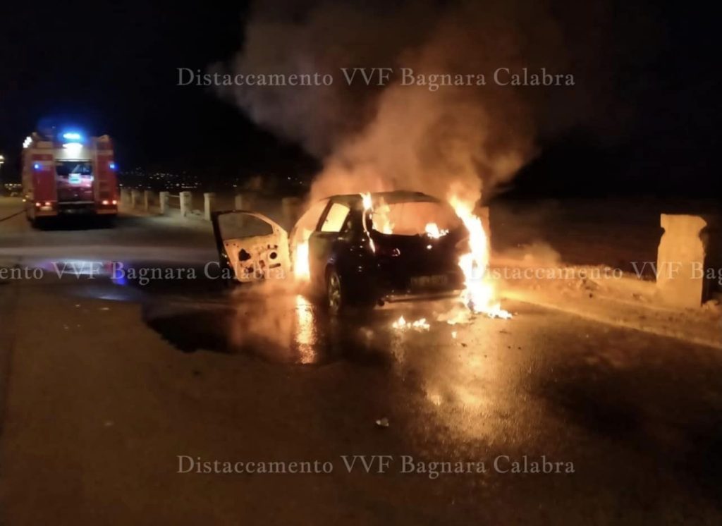 auto in fiamme notte