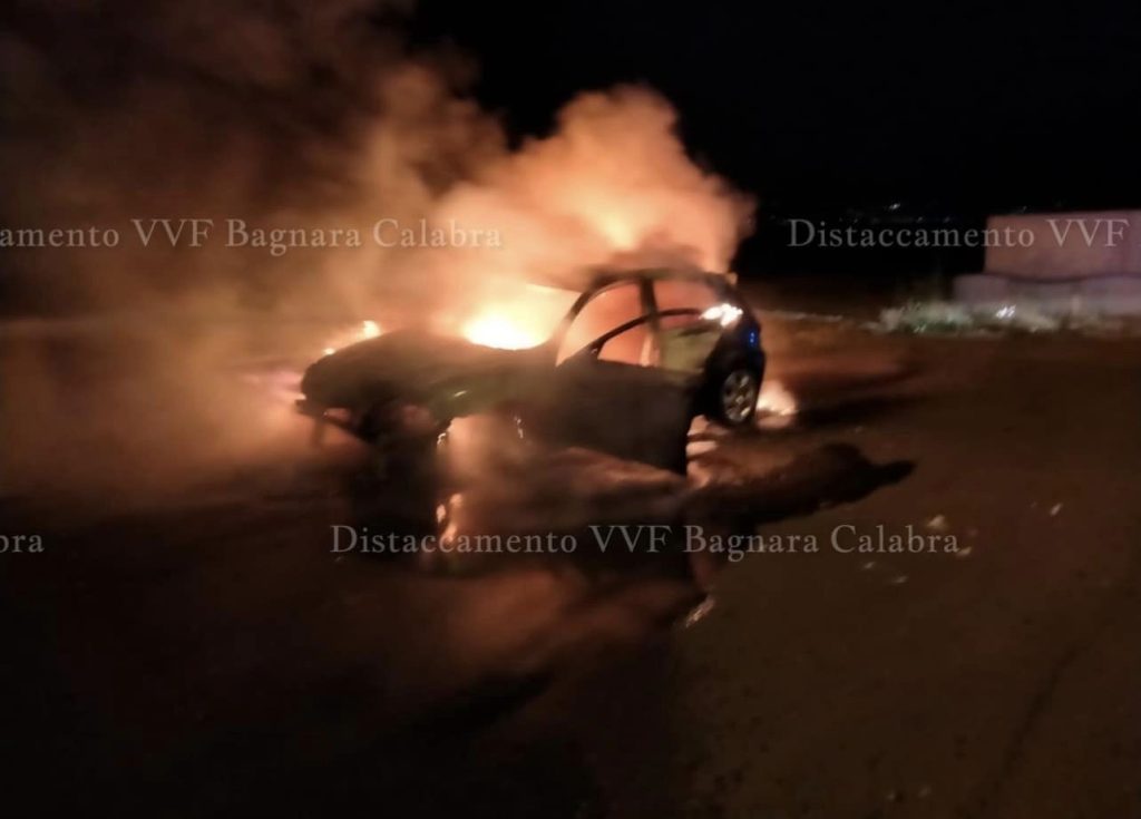 auto in fiamme notte