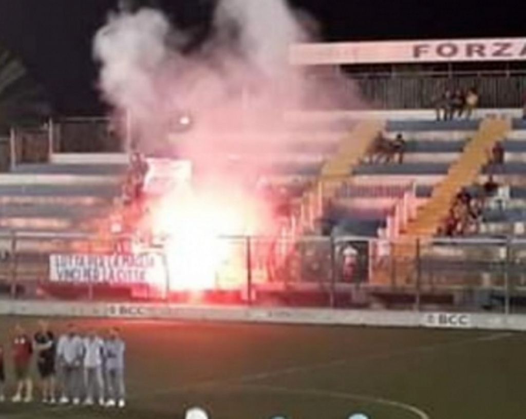 Palermo, allo stadio con fumogeni e petardi illegali: emessi 45 Daspo