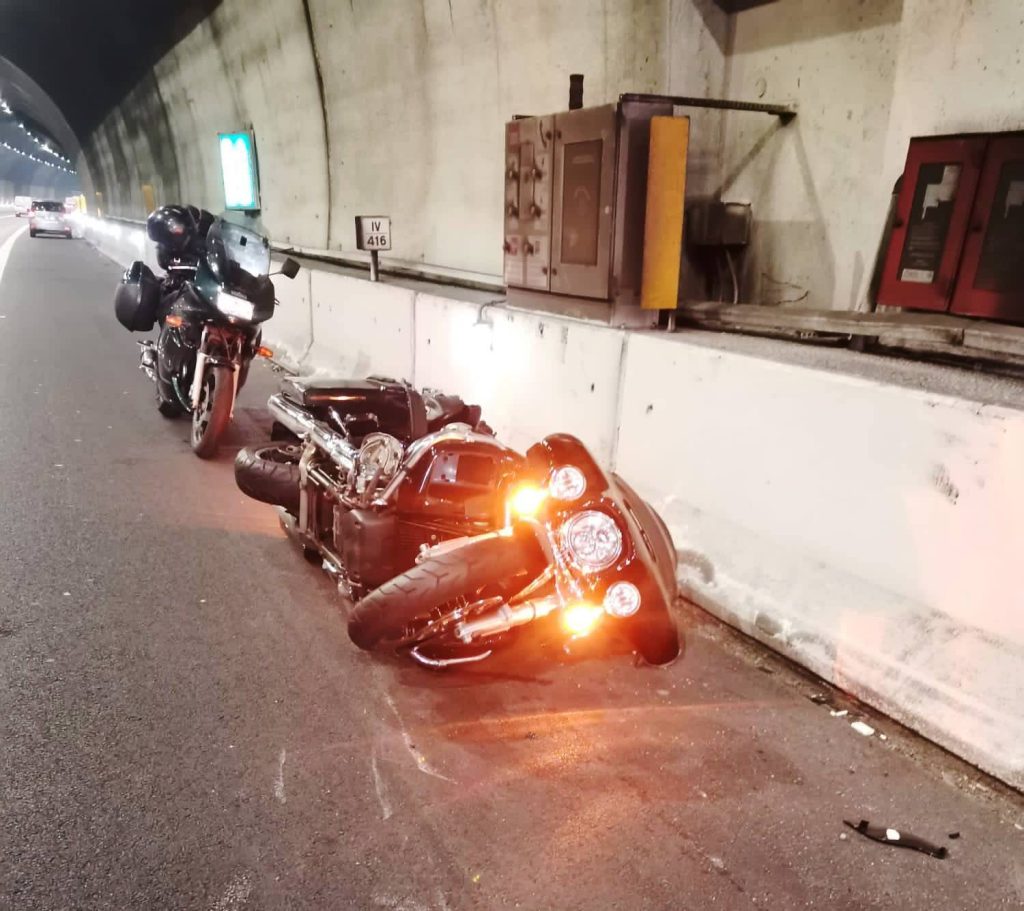 incidente a2 moto sull'asfalto