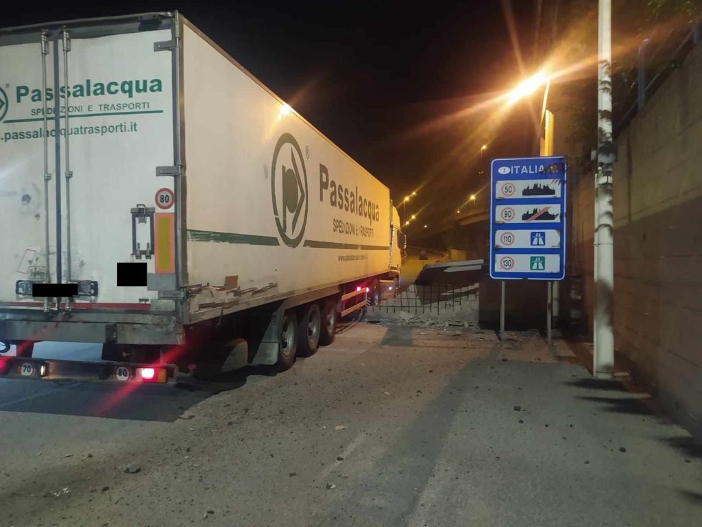 incidente tir porto reggio calabria