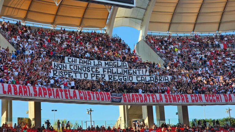 Striscione tifosi Bari supporto alla Reggina