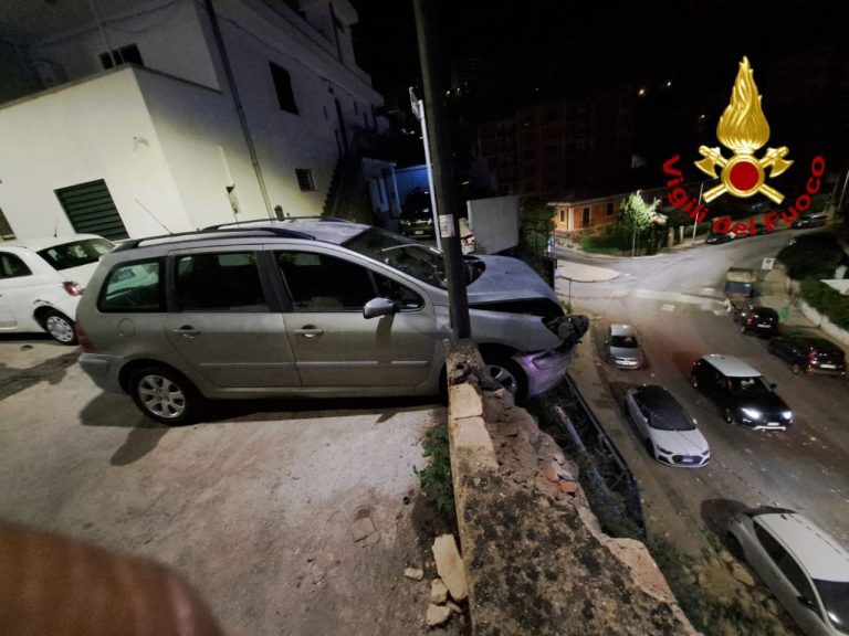 auto in bilico messina vigili del fuoco