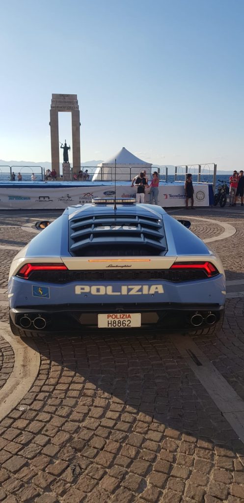 bus e lamborghini polizia