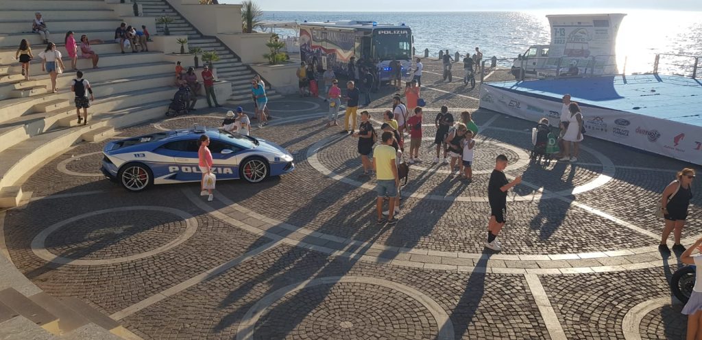 bus e lamborghini polizia