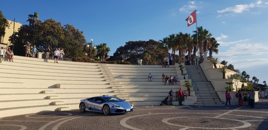 bus e lamborghini polizia