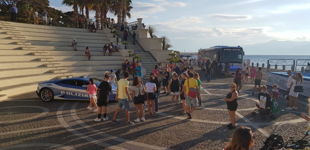 bus e lamborghini polizia