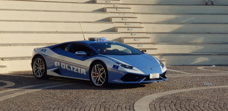 bus e lamborghini polizia