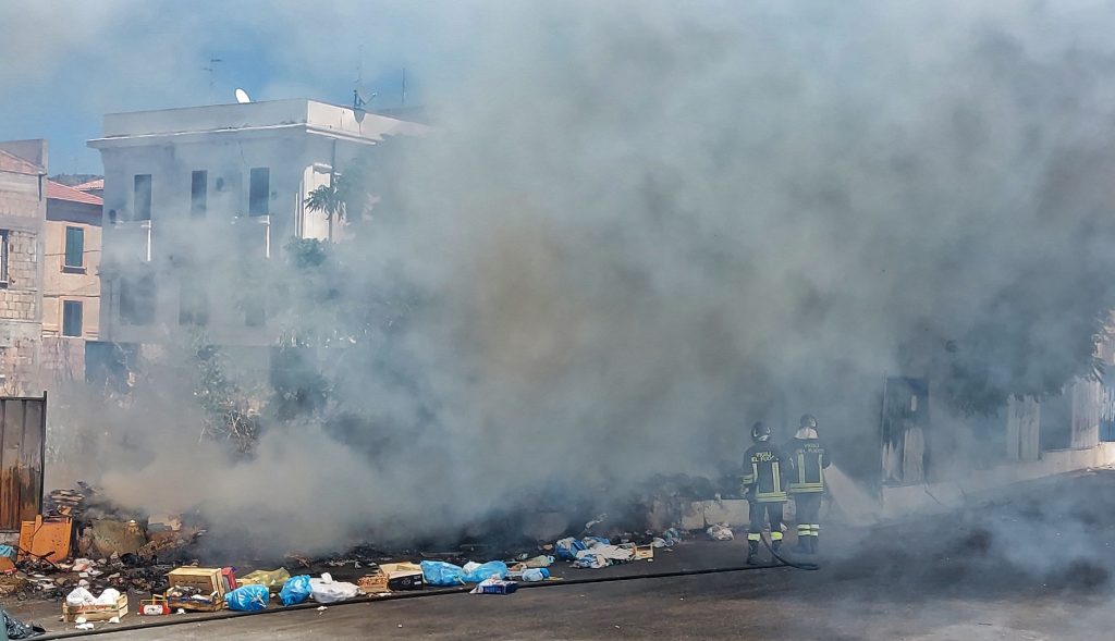 incendio rifiuti piazza del popolo