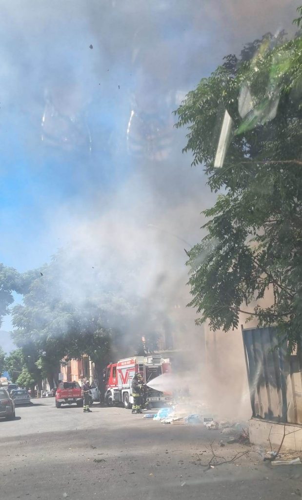 incendio rifiuti piazza del popolo