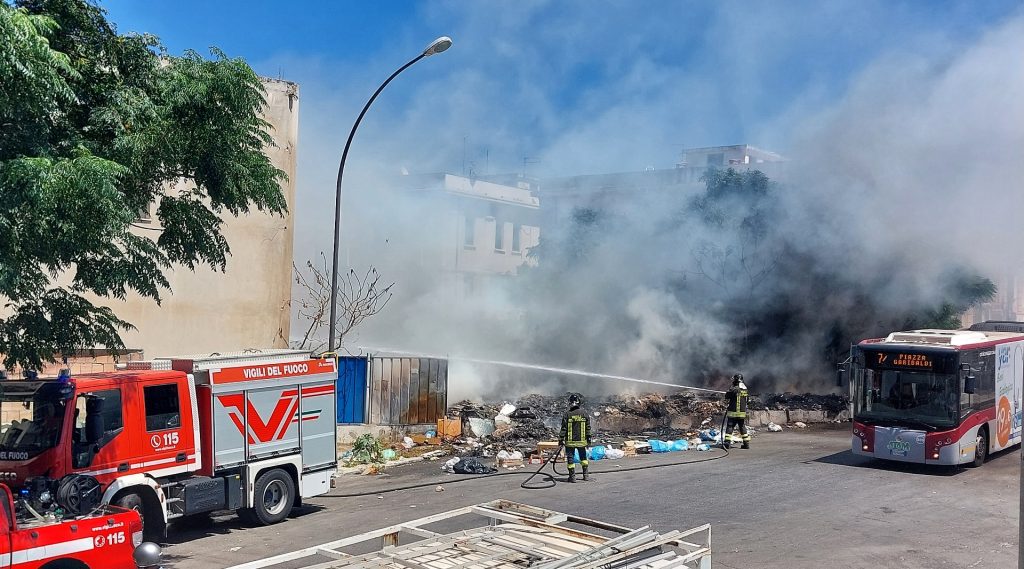 incendio rifiuti piazza del popolo