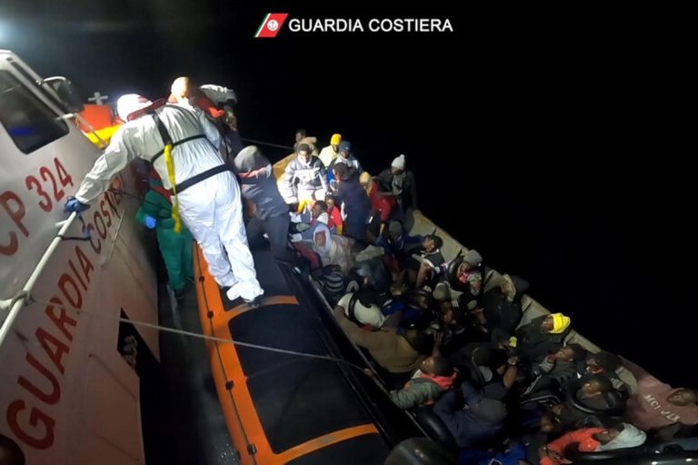 migranti guardia costiera sera