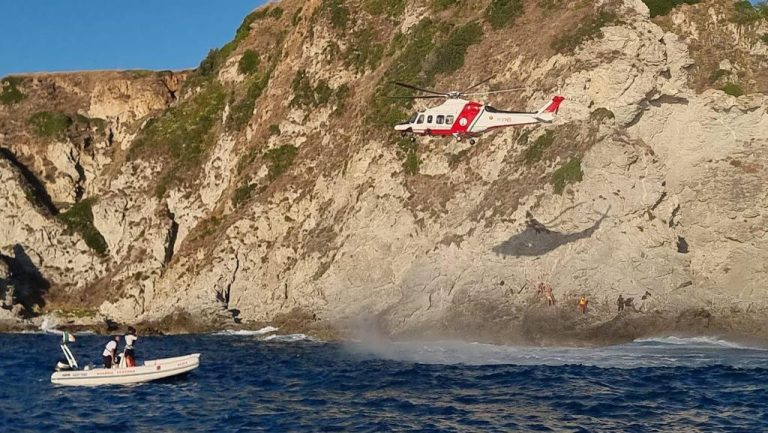 uomo soccorso in mare guardia costiera