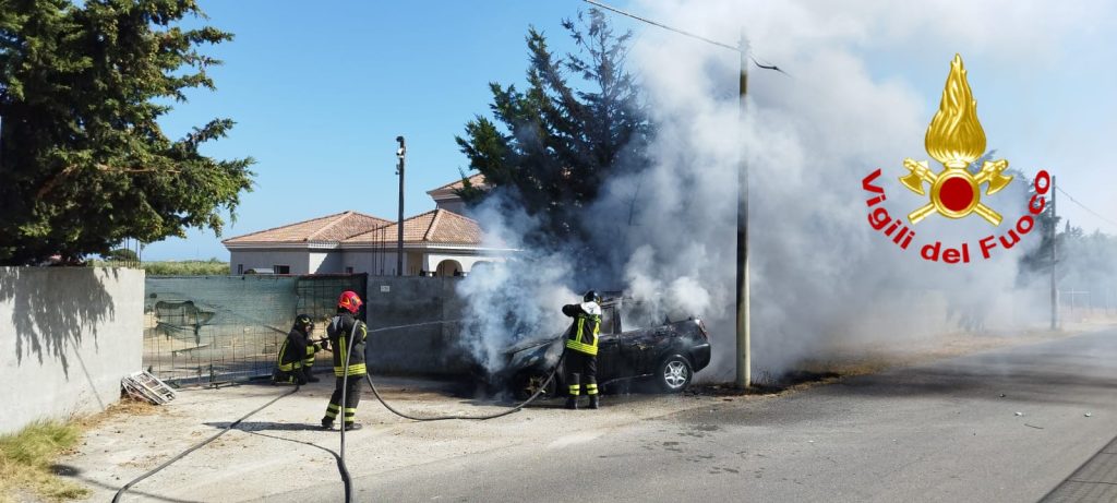 Incidente Cirò Marina auto incendio