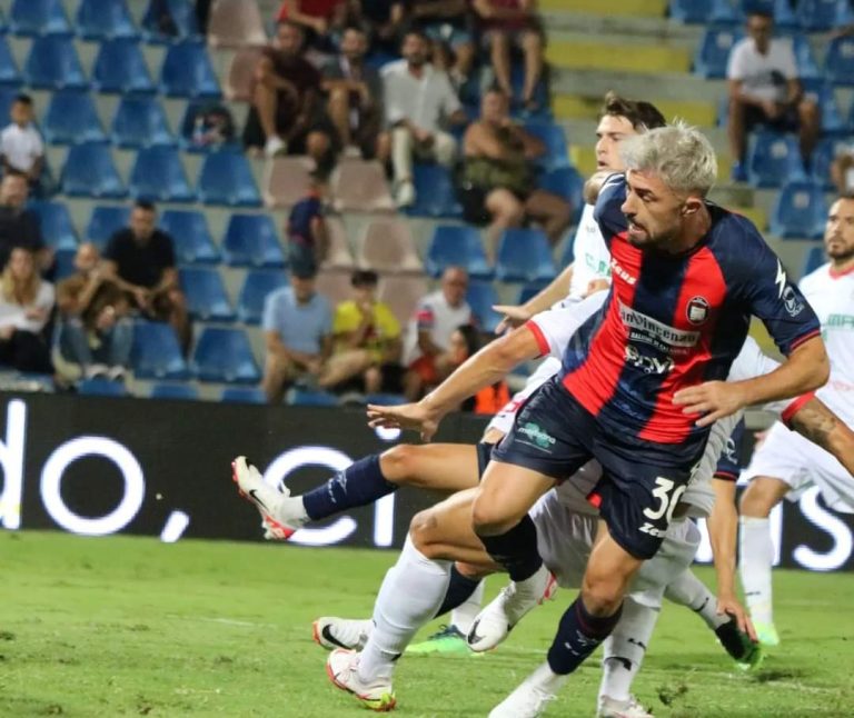 Crotone-Turris gol Vuthaj