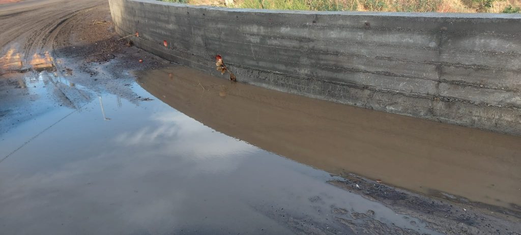 Strada appena asfaltata dopo la prima pioggia