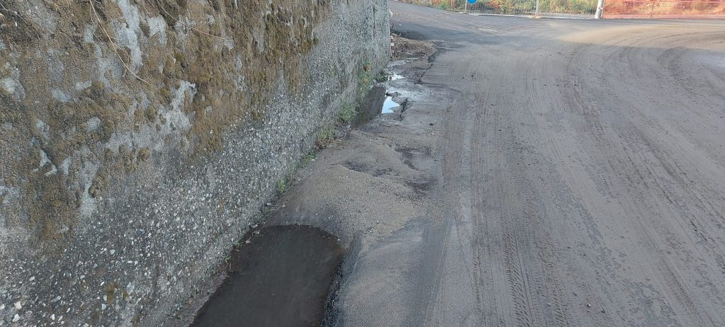 Strada appena asfaltata dopo la prima pioggia