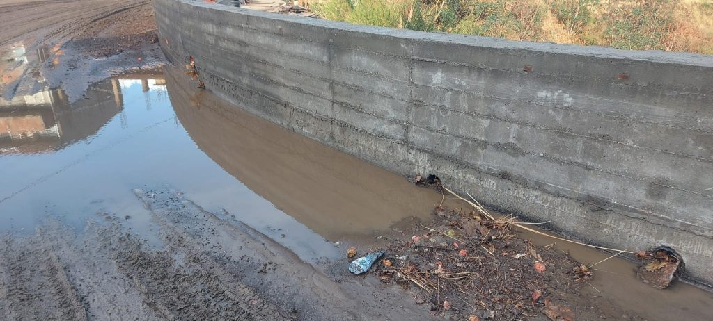 Strada appena asfaltata dopo la prima pioggia