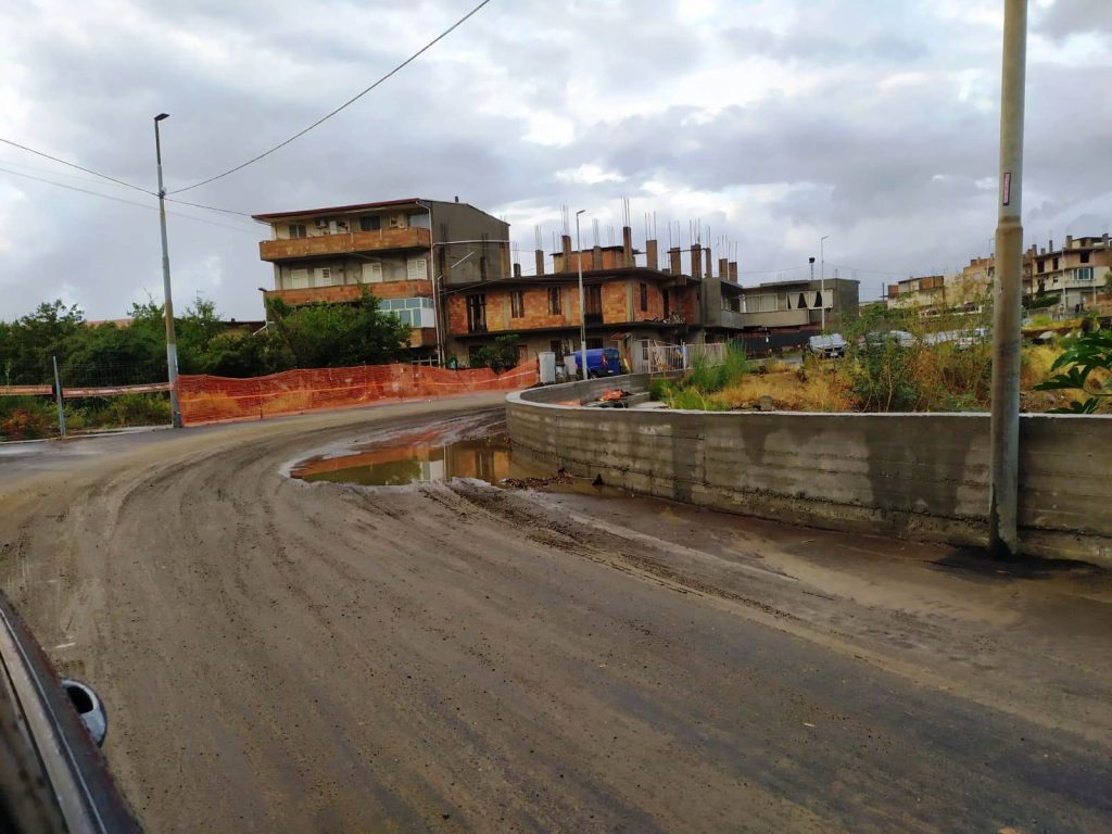 Strada appena asfaltata dopo la prima pioggia