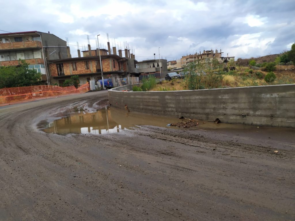 Strada appena asfaltata dopo la prima pioggia