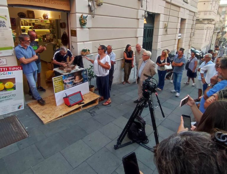 maestro ceramista Rocco Condurso alla Botteguccia di PietraKappa