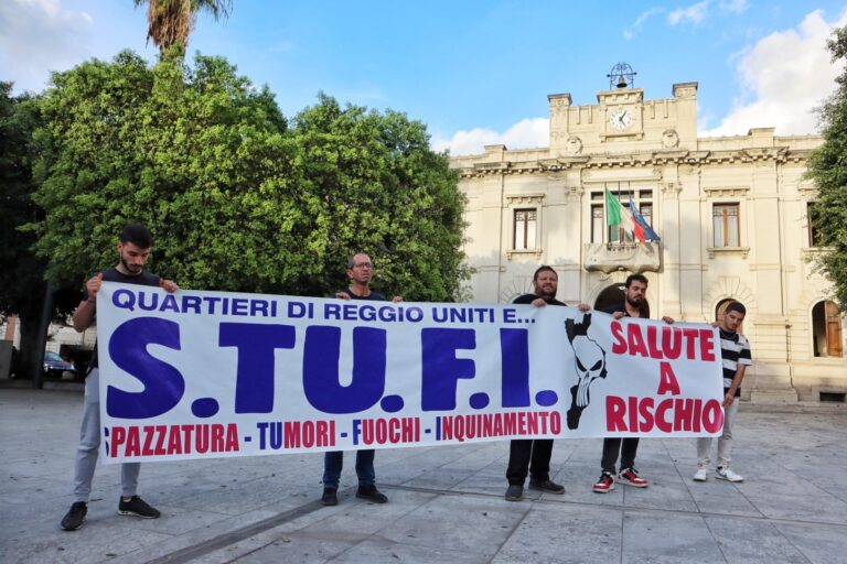 Manifestazione quartieri Reggio Calabria su rifiuti