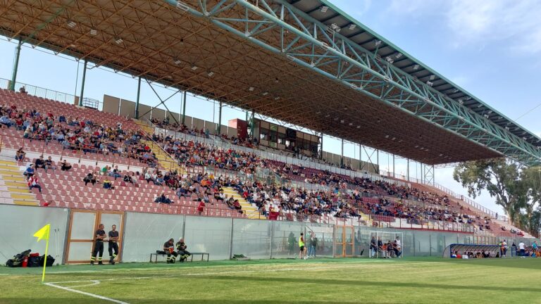 Reggina Fenice Amaranto-Lamezia Tribuna coperta tifosi