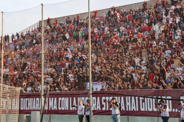 Reggina Fenice-Lamezia Curva Sud tifosi striscione contro Saladini