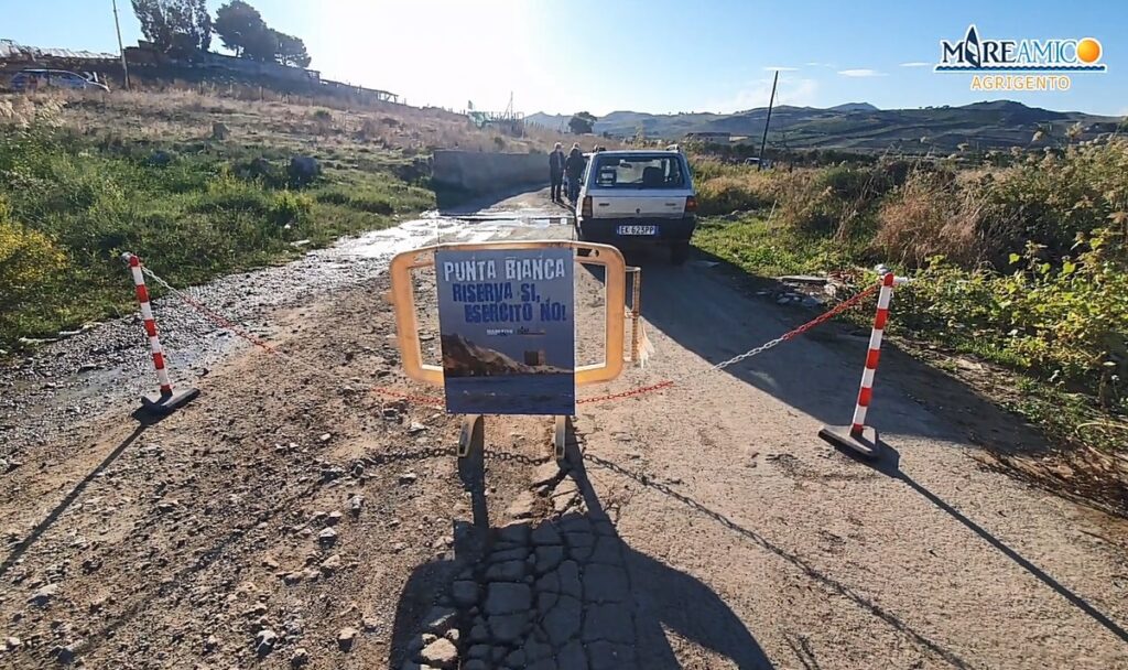 Sit in di protesta contro le esercitazioni militari a Punta bianca