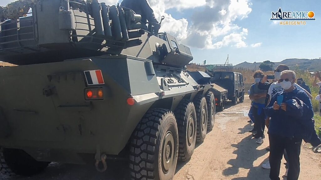 Sit in di protesta contro le esercitazioni militari a Punta bianca