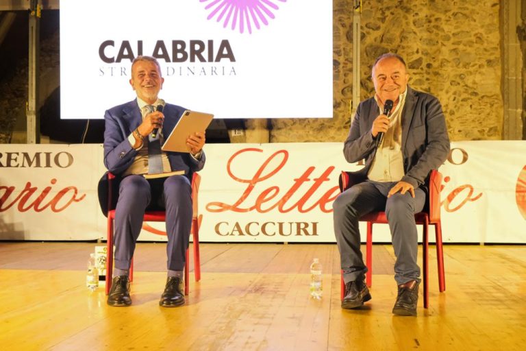 gratteri premio caccuri