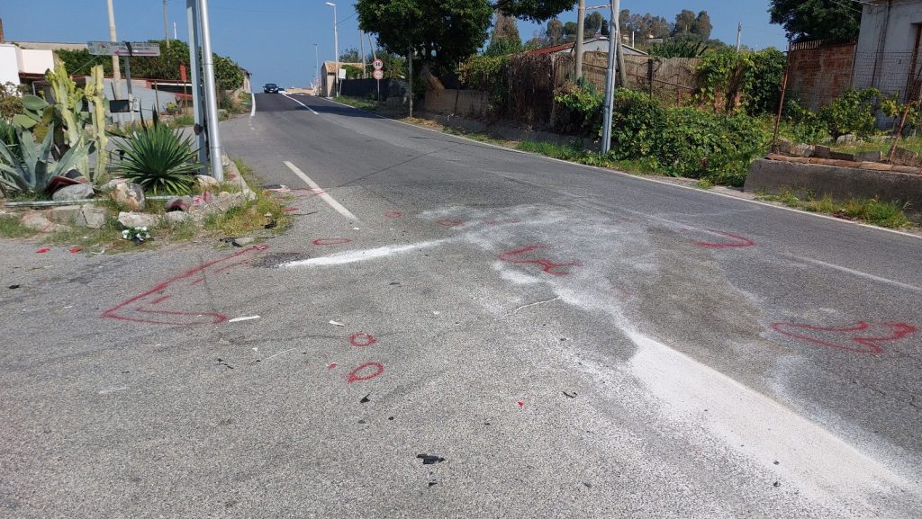 Reggio Calabria, si aggrava la perdita di Via del Salvatore: l'acqua sgorga  nelle fondamenta dei palazzi, residenti indignati annunciano denuncia al  Comune - FOTO e VIDEO