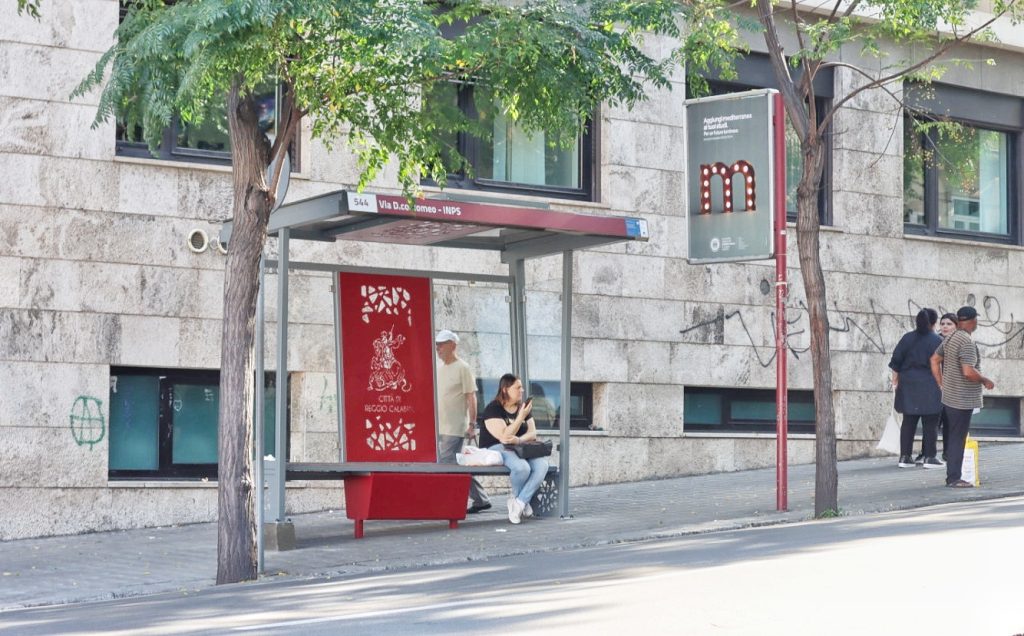 pensilina bus con immagine di San Giorgio