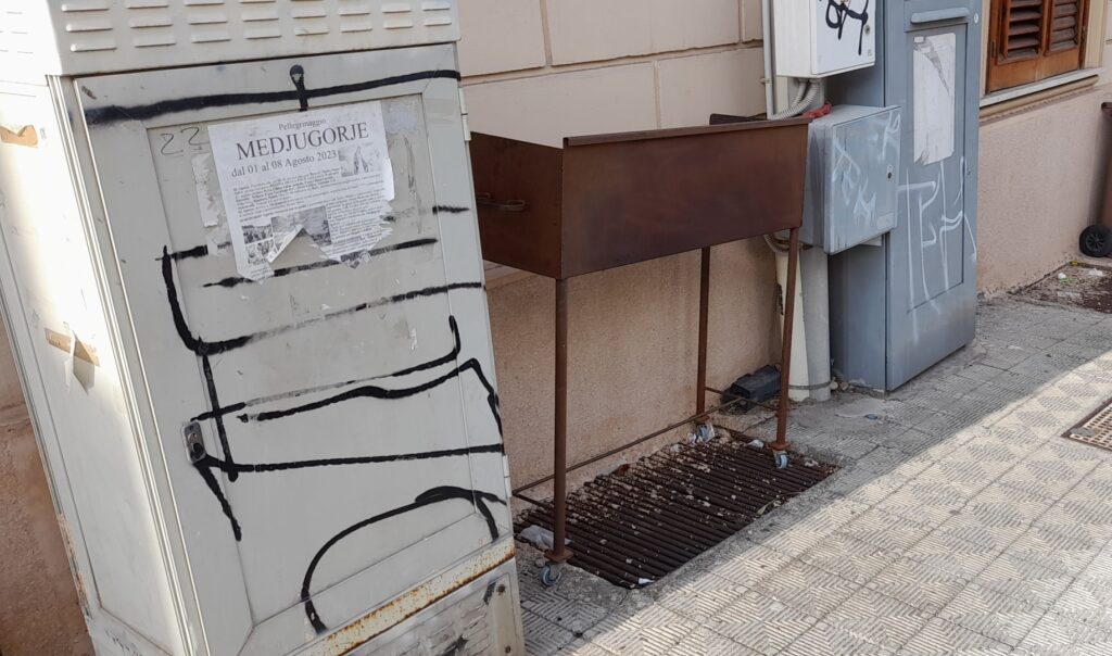 Griglia abbandonata per strada a Reggio Calabria