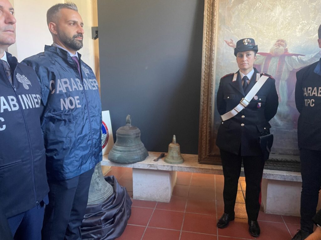 I Carabinieri del Comando Tutela Patrimonio Culturale restituiscono all’Arcidiocesi di Reggio Calabria-Bova tre campane bronzee (1)