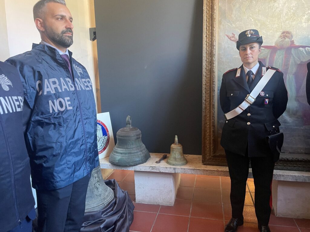 I Carabinieri del Comando Tutela Patrimonio Culturale restituiscono all’Arcidiocesi di Reggio Calabria-Bova tre campane bronzee (1)