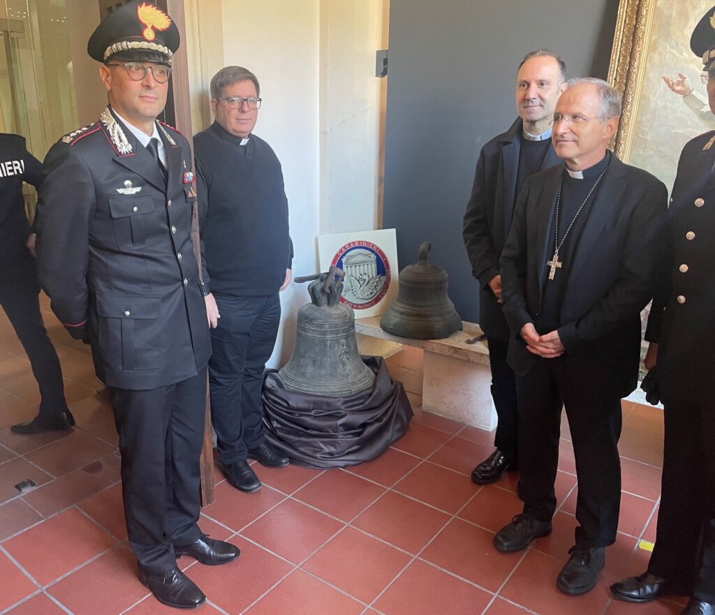 I Carabinieri del Comando Tutela Patrimonio Culturale restituiscono all’Arcidiocesi di Reggio Calabria-Bova tre campane bronzee (1)