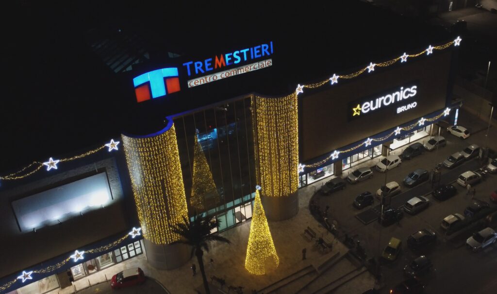 L'ingresso del Centro Commerciale Tremestieri visto dall'alto