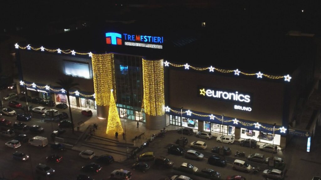 Una visione dall'alto dell'albero del centro commerciale tremestieri