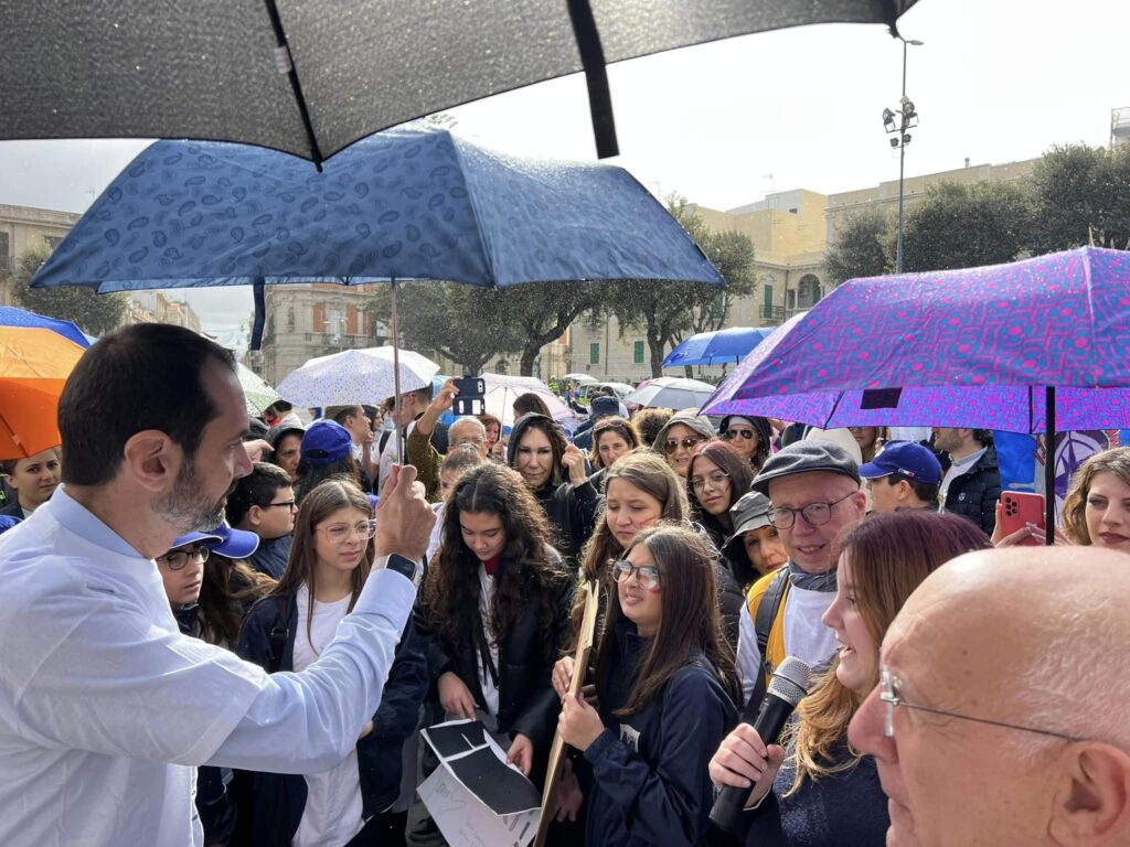 Messina pronta a correre contro la violenza sulle donne, gli studenti del  Basile disegnano una maglietta speciale